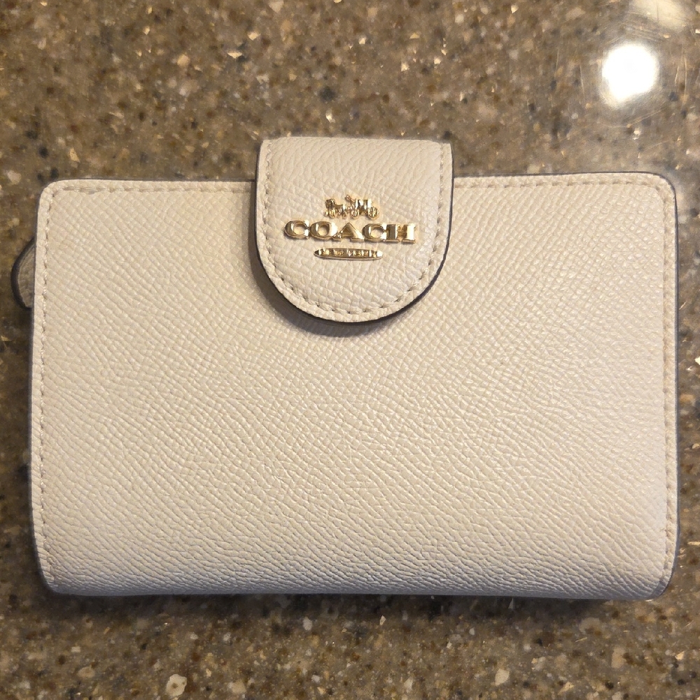 COACH Ivory Pebbled Wallet NEW WITHOUT TAGS